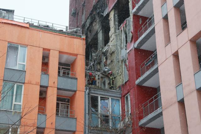 (260109) -- KIEV, Jan. 9, 2026 (Xinhua) -- This photo taken on Jan. 9, 2026 shows a damaged residential building after a massive drone and missile attack by Russia, in Kiev, Ukraine. Russia launched a massive drone and missile attack on Ukraine overnight Friday, killing at least four people and injuring 25 others in Kiev, authorities said.
TO GO WITH "4 killed, 25 injured in Russian strikes on Ukrainian capital" (Xinhua/Li Dongxu)