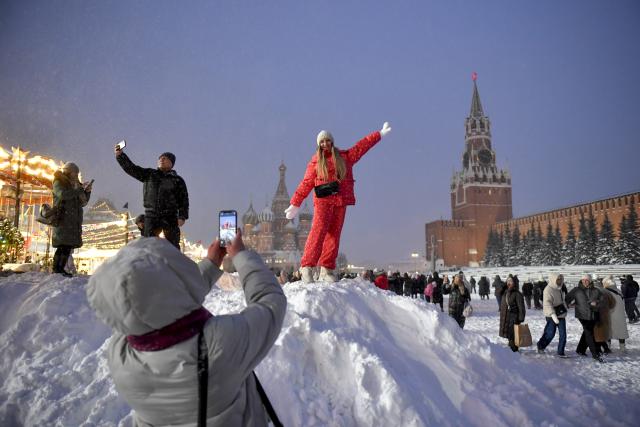 (260109) -- MOSCOW, Jan. 9, 2026 (Xinhua) -- People take pictures at snow-covered Red Square in Moscow, Russia, Jan. 9, 2026. (Photo by Alexander Zemlianichenko Jr/Xinhua)