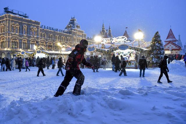(260109) -- MOSCOW, Jan. 9, 2026 (Xinhua) -- People visit snow-covered Red Square in Moscow, Russia, Jan. 9, 2026. (Photo by Alexander Zemlianichenko Jr/Xinhua)