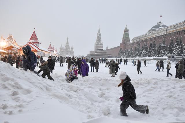 (260109) -- MOSCOW, Jan. 9, 2026 (Xinhua) -- Children play with snow during the snowfall at Red Square in Moscow, Russia, Jan. 9, 2026. (Photo by Alexander Zemlianichenko Jr/Xinhua)