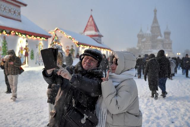 (260109) -- MOSCOW, Jan. 9, 2026 (Xinhua) -- People take a selfie at snow-covered Red Square in Moscow, Russia, Jan. 9, 2026. (Photo by Alexander Zemlianichenko Jr/Xinhua)