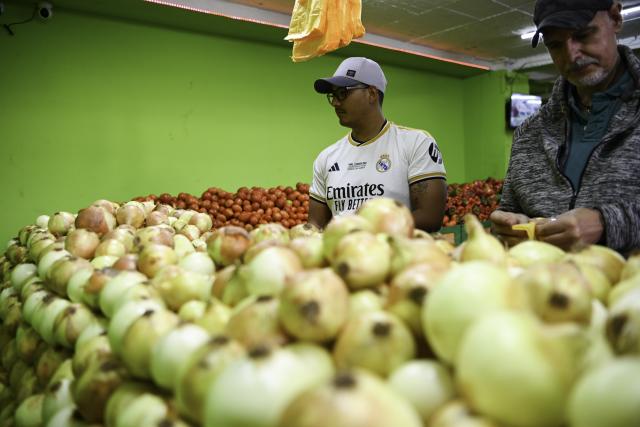 (260109) -- CARACAS, Jan. 9, 2026 (Xinhua) -- Customers shop in a store in Caracas, Venezuela, Jan. 9, 2026. (Xinhua/Ding Hongfa)