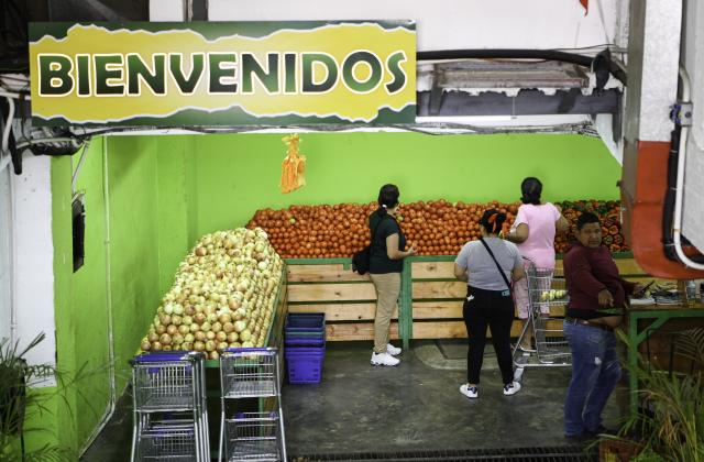 (260109) -- CARACAS, Jan. 9, 2026 (Xinhua) -- Customers shop in a store in Caracas, Venezuela, Jan. 9, 2026. (Xinhua/Ding Hongfa)