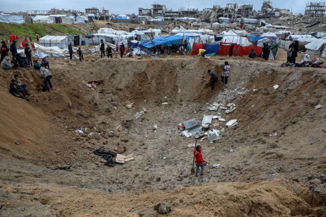 (260109) -- GAZA, Jan. 9, 2026 (Xinhua) -- Palestinians inspect the damage caused by an Israeli strike that targeted a camp housing displaced people in Gaza City, on Jan. 9, 2026. (Photo by Rizek Abdeljawad/Xinhua)