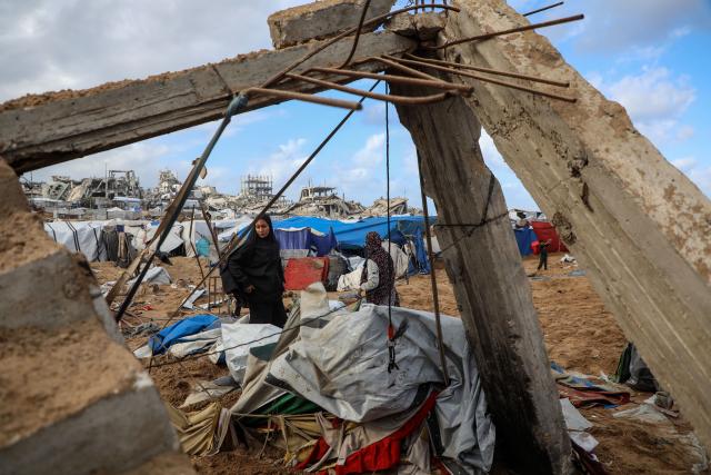 (260109) -- GAZA, Jan. 9, 2026 (Xinhua) -- Palestinians inspect the damage caused by an Israeli strike that targeted a camp housing displaced people in Gaza City, on Jan. 9, 2026. (Photo by Rizek Abdeljawad/Xinhua)