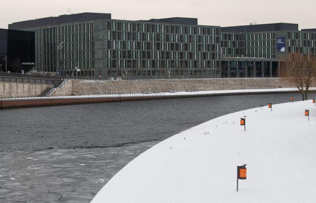 (260109) -- BERLIN, Jan. 9, 2026 (Xinhua) -- The banks of the Spree River are covered by snow in Berlin, capital of Germany, Jan. 9, 2026. Winter Storm Elli swept across large parts of Germany on Friday, killing at least three people and severely disrupting transport, schools and public services, particularly in the country's north. (Xinhua/Zhang Haofu)