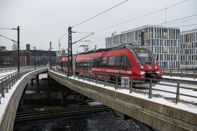 (260109) -- BERLIN, Jan. 9, 2026 (Xinhua) -- A train arrives at the main train station in Berlin, capital of Germany, Jan. 9, 2026. Winter Storm Elli swept across large parts of Germany on Friday, killing at least three people and severely disrupting transport, schools and public services, particularly in the country's north. (Xinhua/Zhang Haofu)