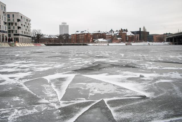 (260109) -- BERLIN, Jan. 9, 2026 (Xinhua) -- A frozen river is pictured in Berlin, capital of Germany, Jan. 9, 2026. Winter Storm Elli swept across large parts of Germany on Friday, killing at least three people and severely disrupting transport, schools and public services, particularly in the country's north. (Xinhua/Zhang Haofu)
