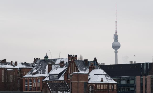 (260109) -- BERLIN, Jan. 9, 2026 (Xinhua) -- Rooftops are covered by snow in Berlin, capital of Germany, Jan. 9, 2026. Winter Storm Elli swept across large parts of Germany on Friday, killing at least three people and severely disrupting transport, schools and public services, particularly in the country's north. (Xinhua/Zhang Haofu)
