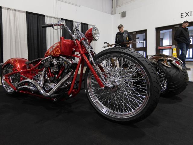 (260110) -- MISSISSAUGA, Jan. 10, 2026 (Xinhua) -- People look at a custom motorcycle during the 50th Annual North American International Motorcycle Supershow in Mississauga, Ontario, Canada, on Jan. 9, 2026. Featuring more than 1,100 motorcycles from over 500 exhibitors, this annual three-day event kicked off here on Friday. (Photo by Zou Zheng/Xinhua)