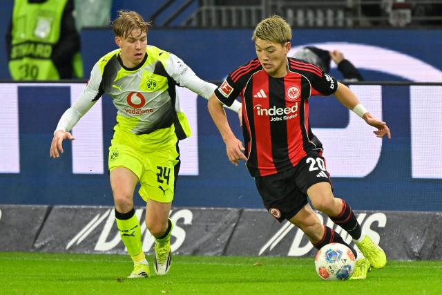 (260110) -- FRANKFURT, Jan. 10, 2026 (Xinhua) -- Doan Ritsu (R) of Eintracht Frankfurt vies with Daniel Svensson of Borussia Dortmund during the German first division Bundesliga football match between Eintracht Frankfurt and Borussia Dortmund in Frankfurt, Germany, Jan. 9, 2026. (Photo by Ulrich Hufnagel/Xinhua)