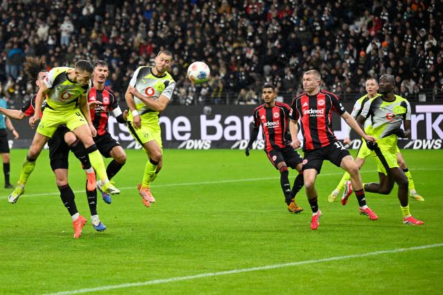(260110) -- FRANKFURT, Jan. 10, 2026 (Xinhua) -- Nico Schlotterbeck (2nd L) of Borussia Dortmund heads for the ball during the German first division Bundesliga football match between Eintracht Frankfurt and Borussia Dortmund in Frankfurt, Germany, Jan. 9, 2026. (Photo by Ulrich Hufnagel/Xinhua)