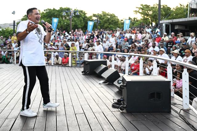 (260110) -- CAPE TOWN, Jan. 10, 2026 (Xinhua) -- A singer performs during the Cape Town Jazzathon held at the V&A Waterfront in Cape Town, South Africa, Jan. 9, 2026. The annual Cape Town Jazzathon, an iconic music festival dating back to 1997 in South Africa, kicked off here on Friday. (Photo by Xabiso Mkhabela/Xinhua)