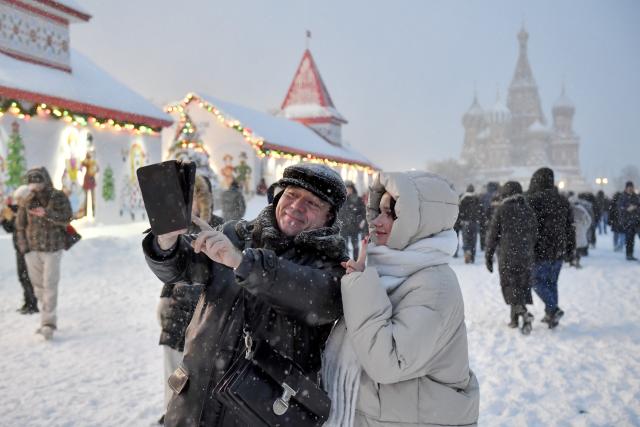 (260110) -- BEIJING, Jan. 10, 2026 (Xinhua) -- People take a selfie at snow-covered Red Square in Moscow, Russia, Jan. 9, 2026. (Photo by Alexander Zemlianichenko Jr/Xinhua)