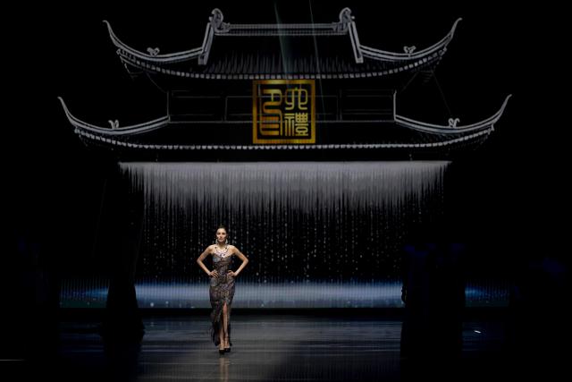 (260110) -- HARBIN, Jan. 10, 2026 (Xinhua) -- A model presents fashion creations during the 12th Harbin International Fashion Week in Harbin, northeast China's Heilongjiang Province, Jan. 9, 2026. Fashion shows, salons and competitions are scheduled to be held at the event that kicked off on Friday. (Xinhua/Zhang Tao)