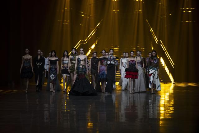 (260110) -- HARBIN, Jan. 10, 2026 (Xinhua) -- Models present fashion creations during the 12th Harbin International Fashion Week in Harbin, northeast China's Heilongjiang Province, Jan. 9, 2026. Fashion shows, salons and competitions are scheduled to be held at the event that kicked off on Friday. (Xinhua/Zhang Tao)