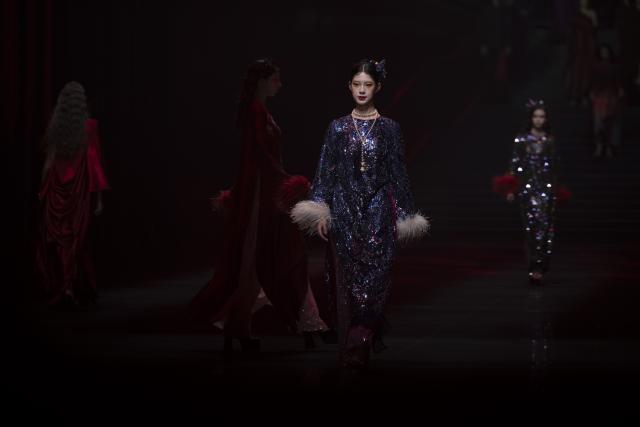 (260110) -- HARBIN, Jan. 10, 2026 (Xinhua) -- A model presents fashion creations during the 12th Harbin International Fashion Week in Harbin, northeast China's Heilongjiang Province, Jan. 9, 2026. Fashion shows, salons and competitions are scheduled to be held at the event that kicked off on Friday. (Xinhua/Zhang Tao)