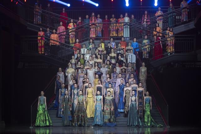 (260110) -- HARBIN, Jan. 10, 2026 (Xinhua) -- Models present fashion creations during the 12th Harbin International Fashion Week in Harbin, northeast China's Heilongjiang Province, Jan. 9, 2026. Fashion shows, salons and competitions are scheduled to be held at the event that kicked off on Friday. (Xinhua/Zhang Tao)