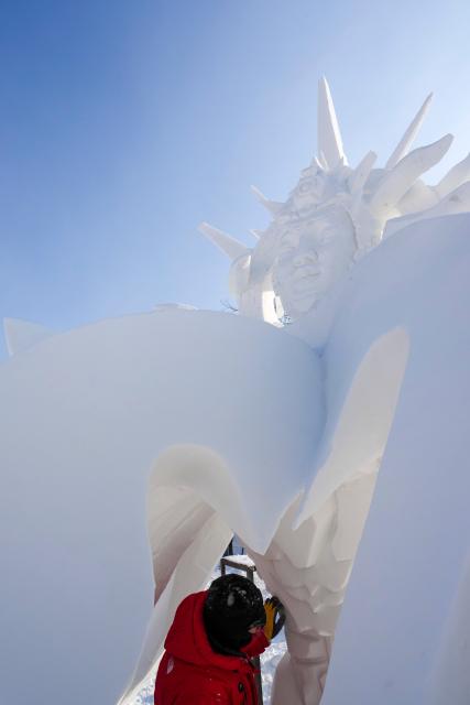 (260110) -- HARBIN, Jan. 10, 2026 (Xinhua) -- A Chinese contestant creates his snow sculpture at the venue of Sun Island Snow Expo in Harbin, northeast China's Heilongjiang Province, Jan. 9, 2026. A four-day snow sculpture competition concluded here on Friday, with the participation of 25 teams from 13 countries. (Xinhua/Wang Jianwei)
