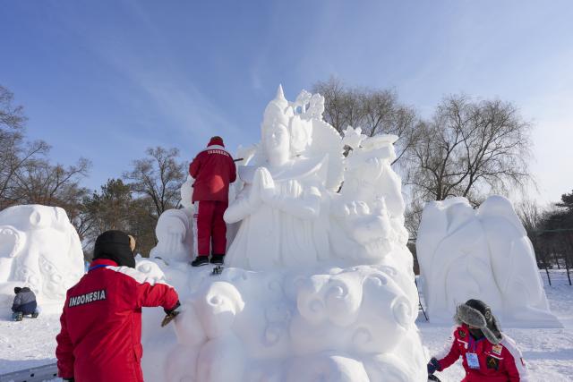 (260110) -- HARBIN, Jan. 10, 2026 (Xinhua) -- Contestants from Indonesia create their snow sculpture at the venue of Sun Island Snow Expo in Harbin, northeast China's Heilongjiang Province, Jan. 9, 2026. A four-day snow sculpture competition concluded here on Friday, with the participation of 25 teams from 13 countries. (Xinhua/Wang Song)
