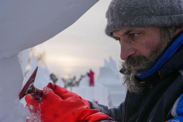 (260110) -- HARBIN, Jan. 10, 2026 (Xinhua) -- A Russian contestant creates a snow sculpture at the venue of Sun Island Snow Expo in Harbin, northeast China's Heilongjiang Province, Jan. 9, 2026. A four-day snow sculpture competition concluded here on Friday, with the participation of 25 teams from 13 countries. (Xinhua/Wang Jianwei)