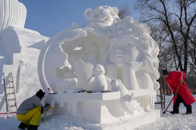(260110) -- HARBIN, Jan. 10, 2026 (Xinhua) -- Chinese contestants create a snow sculpture at the venue of Sun Island Snow Expo in Harbin, northeast China's Heilongjiang Province, Jan. 9, 2026. A four-day snow sculpture competition concluded here on Friday, with the participation of 25 teams from 13 countries. (Xinhua/Wang Jianwei)