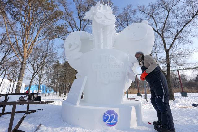 (260110) -- HARBIN, Jan. 10, 2026 (Xinhua) -- A Russian contestant creates his snow sculpture at the venue of Sun Island Snow Expo in Harbin, northeast China's Heilongjiang Province, Jan. 9, 2026. A four-day snow sculpture competition concluded here on Friday, with the participation of 25 teams from 13 countries. (Xinhua/Wang Song)