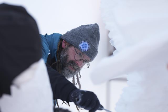 (260110) -- HARBIN, Jan. 10, 2026 (Xinhua) -- A contestant creates his snow sculpture at the venue of Sun Island Snow Expo in Harbin, northeast China's Heilongjiang Province, Jan. 9, 2026. A four-day snow sculpture competition concluded here on Friday, with the participation of 25 teams from 13 countries. (Xinhua/Wang Song)