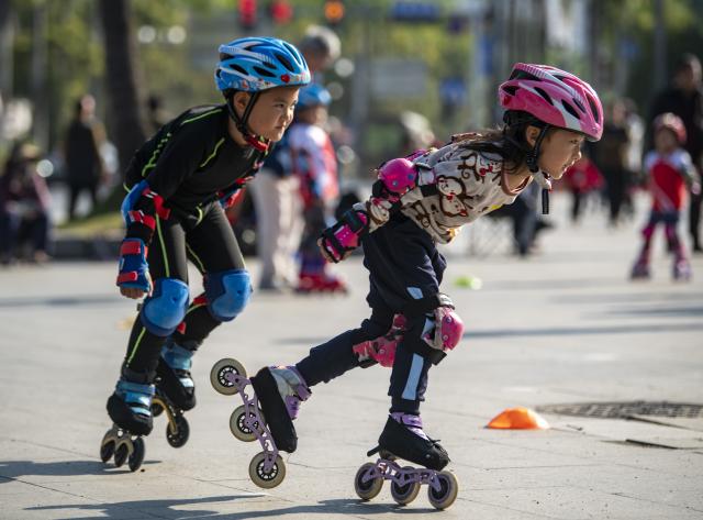 (260110) -- QIONGHAI, Jan. 10, 2026 (Xinhua) -- Children practice roller skating at a park in Qionghai City, south China's Hainan Province, Jan. 9, 2026. (Photo by Meng Zhongde/Xinhua)
