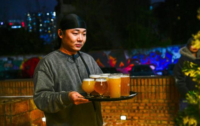 (260110) -- GUIYANG, Jan. 10, 2026 (Xinhua) -- A server prepares craft beer for customers at a restaurant in Guiyang, the capital city of southwest China's Guizhou Province, Dec. 25, 2025. Data from the municipal commerce bureau shows that Guiyang now boasts over 1,200 craft beer bars -- one of the highest densities in China. 
  Statistics show that the craft beer festival held in Guiyang during the National Day holiday in 2025 attracted nearly 150,000 participants, generating over 1.5 million yuan in direct revenue for vendors while boosting the revenue of dining and retail businesses by about 20 percent. (Xinhua/Yang Wenbin)