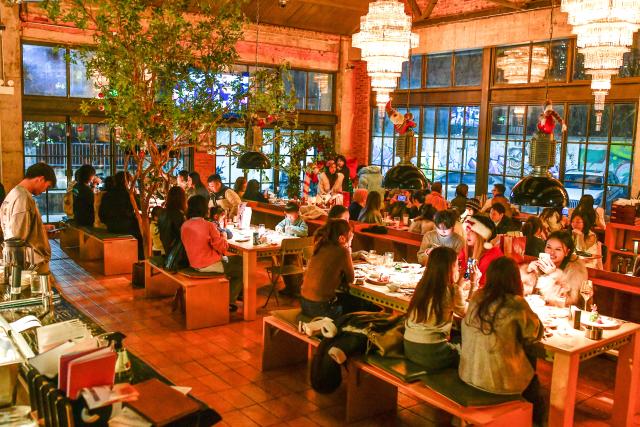 (260110) -- GUIYANG, Jan. 10, 2026 (Xinhua) -- Customers are pictured at a restaurant in Guiyang, the capital city of southwest China's Guizhou Province, Dec. 25, 2025. Data from the municipal commerce bureau shows that Guiyang now boasts over 1,200 craft beer bars -- one of the highest densities in China. 
  Statistics show that the craft beer festival held in Guiyang during the National Day holiday in 2025 attracted nearly 150,000 participants, generating over 1.5 million yuan in direct revenue for vendors while boosting the revenue of dining and retail businesses by about 20 percent. (Xinhua/Yang Wenbin)