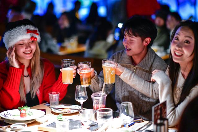 (260110) -- GUIYANG, Jan. 10, 2026 (Xinhua) -- Customers drink local craft beer at a restaurant in Guiyang, the capital city of southwest China's Guizhou Province, Dec. 25, 2025. Data from the municipal commerce bureau shows that Guiyang now boasts over 1,200 craft beer bars -- one of the highest densities in China. 
  Statistics show that the craft beer festival held in Guiyang during the National Day holiday in 2025 attracted nearly 150,000 participants, generating over 1.5 million yuan in direct revenue for vendors while boosting the revenue of dining and retail businesses by about 20 percent. (Xinhua/Yang Wenbin)