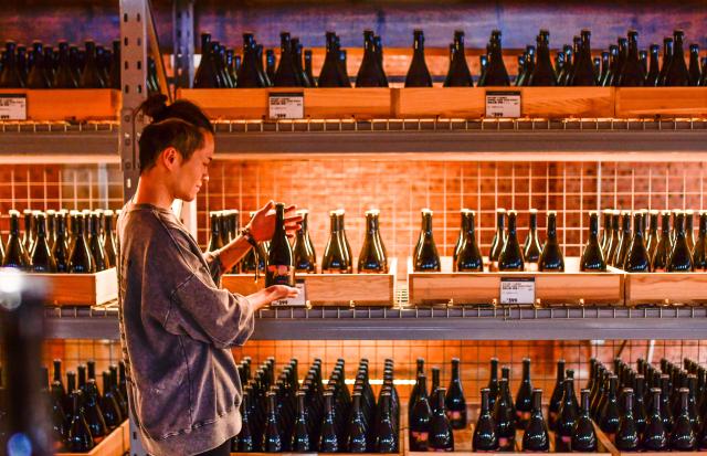 (260110) -- GUIYANG, Jan. 10, 2026 (Xinhua) -- A staff member checks a bottle of innovative local craft beer at a bar in Guiyang, the capital city of southwest China's Guizhou Province, Dec. 23, 2025. Data from the municipal commerce bureau shows that Guiyang now boasts over 1,200 craft beer bars -- one of the highest densities in China. 
  Statistics show that the craft beer festival held in Guiyang during the National Day holiday in 2025 attracted nearly 150,000 participants, generating over 1.5 million yuan in direct revenue for vendors while boosting the revenue of dining and retail businesses by about 20 percent. (Xinhua/Yang Wenbin)