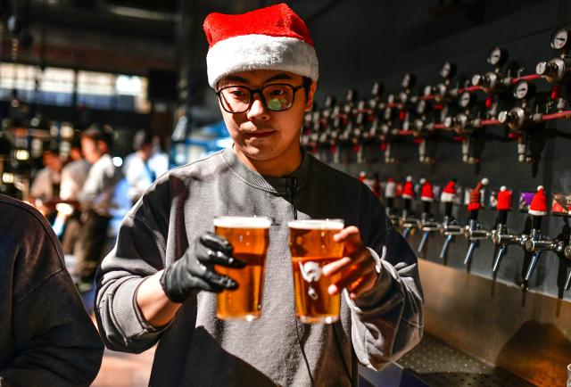 (260110) -- GUIYANG, Jan. 10, 2026 (Xinhua) -- A server prepares craft beer for customers at a restaurant in Guiyang, the capital city of southwest China's Guizhou Province, Dec. 25, 2025. Data from the municipal commerce bureau shows that Guiyang now boasts over 1,200 craft beer bars -- one of the highest densities in China. 
  Statistics show that the craft beer festival held in Guiyang during the National Day holiday in 2025 attracted nearly 150,000 participants, generating over 1.5 million yuan in direct revenue for vendors while boosting the revenue of dining and retail businesses by about 20 percent. (Xinhua/Yang Wenbin)