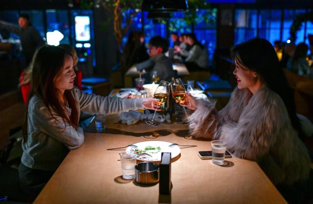 (260110) -- GUIYANG, Jan. 10, 2026 (Xinhua) -- Customers drink local craft beer at a restaurant in Guiyang, the capital city of southwest China's Guizhou Province, Dec. 25, 2025. Data from the municipal commerce bureau shows that Guiyang now boasts over 1,200 craft beer bars -- one of the highest densities in China. 
  Statistics show that the craft beer festival held in Guiyang during the National Day holiday in 2025 attracted nearly 150,000 participants, generating over 1.5 million yuan in direct revenue for vendors while boosting the revenue of dining and retail businesses by about 20 percent. (Xinhua/Yang Wenbin)