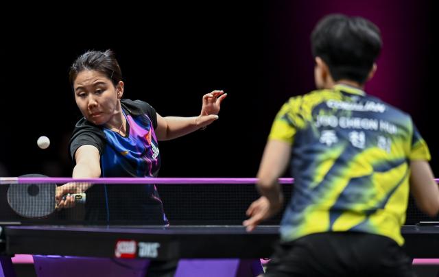 (260110) -- DOHA, Jan. 10, 2026 (Xinhua) -- Chen Xingtong of China hits a return during the women's singles Round of 16 match against Joo Cheonhui of South Korea at the WTT Champions Doha 2026 in Doha, Qatar, on Jan. 9, 2026. (Photo by Nikku/Xinhua)