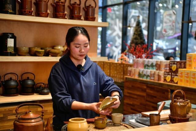 (260110) -- GUIYANG, Jan. 10, 2026 (Xinhua) -- A staff member prepares a new-style tea drink at a beverage shop in Guiyang, the capital city of southwest China's Guizhou Province, Dec. 23, 2025. In recent years, beverage shops in Guiyang have been creating innovative drinks for young people by blending local ingredients like matcha, prickly pear, and fragrant glutinous rice into tea drinks. (Xinhua/Yang Wenbin)