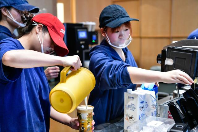 (260110) -- GUIYANG, Jan. 10, 2026 (Xinhua) -- Staff members prepare new-style tea drinks at a beverage shop in Guiyang, the capital city of southwest China's Guizhou Province, Dec. 23, 2025. In recent years, beverage shops in Guiyang have been creating innovative drinks for young people by blending local ingredients like matcha, prickly pear, and fragrant glutinous rice into tea drinks. (Xinhua/Yang Wenbin)