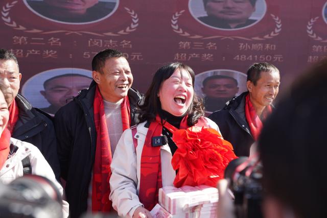 (260110) -- NANCHANG, Jan. 10, 2026 (Xinhua) -- Farmers celebrate after receiving year-end bonuses in Anyi County of Nanchang City, east China's Jiangxi Province, Jan. 9, 2026. Ling Jihe, a rural entrepreneur in Anyi County, distributed year-end bonuses totaling 21.29 million yuan (about 3.05 million U.S. dollars) to his team on Friday, extending his 15-year tradition of rewarding outstanding farmers.
   Since founding an agricultural company in 2010, Ling has been hiring local farmers to cultivate land under the company's management. Farmers receive a basic monthly salary in advance, with year-end bonuses tied to annual output performance. The company also provides a full range of services including seed selection, sowing, weeding and harvesting. In 2025, Ling's team achieved a grain output of 63.5 million kilograms. (Xinhua/Zhou Mi)