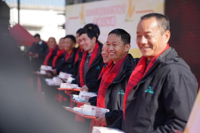 (260110) -- NANCHANG, Jan. 10, 2026 (Xinhua) -- Farmers receive year-end bonuses in Anyi County of Nanchang City, east China's Jiangxi Province, Jan. 9, 2026. Ling Jihe, a rural entrepreneur in Anyi County, distributed year-end bonuses totaling 21.29 million yuan (about 3.05 million U.S. dollars) to his team on Friday, extending his 15-year tradition of rewarding outstanding farmers.
   Since founding an agricultural company in 2010, Ling has been hiring local farmers to cultivate land under the company's management. Farmers receive a basic monthly salary in advance, with year-end bonuses tied to annual output performance. The company also provides a full range of services including seed selection, sowing, weeding and harvesting. In 2025, Ling's team achieved a grain output of 63.5 million kilograms. (Xinhua/Zhou Mi)