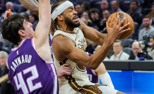 (260110) -- SAN FRANCISCO, Jan. 10, 2026 (Xinhua) -- Golden State Warriors' Moses Moody (R) goes to the basket against Sacramento Kings' Maxime Raynaud during the 2025-2026 NBA regular season basketball game between Golden State Warriors and Sacramento Kings in San Francisco, the United States, Jan. 9, 2026. (Photo by Arthur Dong/Xinhua)