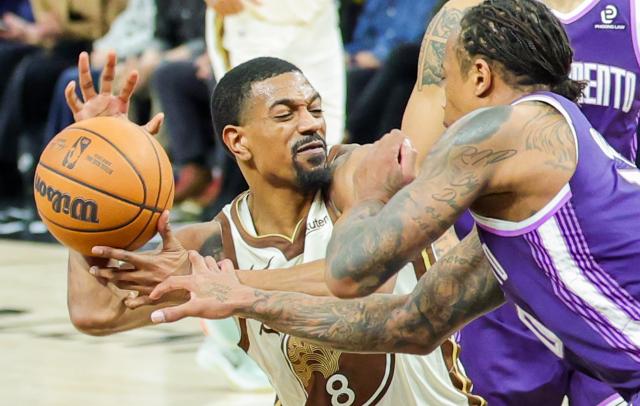(260110) -- SAN FRANCISCO, Jan. 10, 2026 (Xinhua) -- Golden State Warriors' De'Anthony Melton (L) vies with Sacramento Kings' DeMar DeRozan during the 2025-2026 NBA regular season basketball game between Golden State Warriors and Sacramento Kings in San Francisco, the United States, Jan. 9, 2026. (Photo by Arthur Dong/Xinhua)