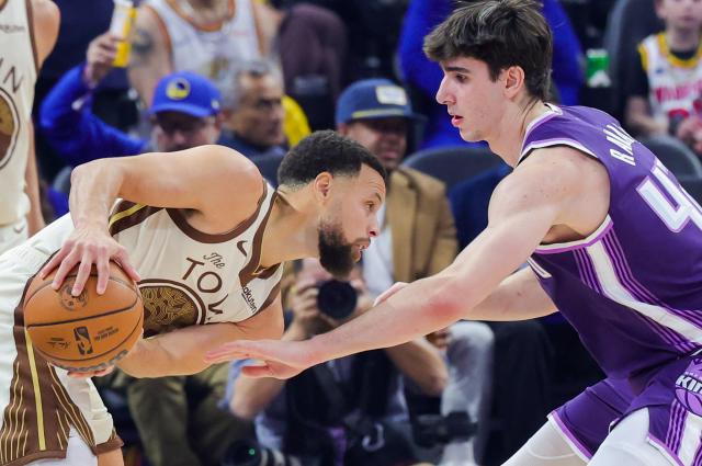 (260110) -- SAN FRANCISCO, Jan. 10, 2026 (Xinhua) -- Golden State Warriors' Stephen Curry (L) vies with Sacramento Kings' Maxime Raynaud during the 2025-2026 NBA regular season basketball game between Golden State Warriors and Sacramento Kings in San Francisco, the United States, Jan. 9, 2026. (Photo by Arthur Dong/Xinhua)