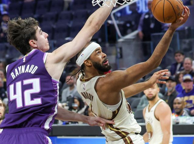 (260110) -- SAN FRANCISCO, Jan. 10, 2026 (Xinhua) -- Golden State Warriors' Moses Moody (R) goes to the basket against Sacramento Kings' Maxime Raynaud during the 2025-2026 NBA regular season basketball game between Golden State Warriors and Sacramento Kings in San Francisco, the United States, Jan. 9, 2026. (Photo by Arthur Dong/Xinhua)