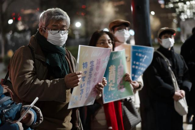 (260110) -- TOKYO, Jan. 10, 2026 (Xinhua) -- People attend a protest in front of the Japanese prime minister's official residence in Tokyo, Japan, on Jan. 9, 2026. Large numbers of Japanese residents rallied in Tokyo on Friday evening to protest Prime Minister Sanae Takaichi's evasive stance on U.S. military strikes against Venezuela, as well as a series of dangerous recent military policy moves by her administration. (Xinhua/Jia Haocheng)