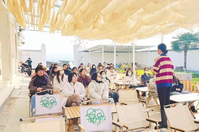 (260110) -- WUHAN, Jan. 10, 2026 (Xinhua) -- Lang Huichen shares her experience of returning home to start a business with students of Huazhong Agricultural University, in Xiangwan Village of Huanglong Town, Xiangyang City of central China's Hubei Province, in December 2023. TO GO WITH "Across China: Village cafe brews rural revitalization in China" (Xinhua)