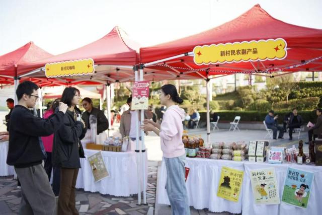 (260110) -- WUHAN, Jan. 10, 2026 (Xinhua) -- Lang Huichen promotes local agricultural products via livestreaming at a square in Xiangzhou District of Xiangyang City, central China's Hubei Province, on Nov. 21, 2025. TO GO WITH "Across China: Village cafe brews rural revitalization in China" (Xinhua)