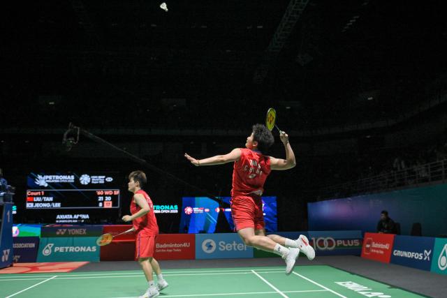 (260110) -- KUALA LUMPUR, Jan. 10, 2026 (Xinhua) -- Liu Shengshu/Tan Ning (R) of China compete during the women's doubles semifinal match against Jeong Na Eun/Lee Yeon-woo of South Korea at the Malaysia Open 2026 badminton tournament in Kuala Lumpur, Malaysia, Jan. 10, 2026. (Photo by Chong Voon Chung/Xinhua)