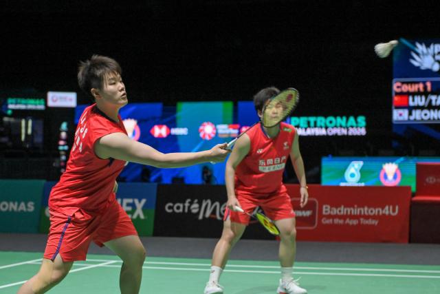 (260110) -- KUALA LUMPUR, Jan. 10, 2026 (Xinhua) -- Liu Shengshu (L)/Tan Ning of China compete during the women's doubles semifinal match against Jeong Na Eun/Lee Yeon-woo of South Korea at the Malaysia Open 2026 badminton tournament in Kuala Lumpur, Malaysia, Jan. 10, 2026. (Photo by Chong Voon Chung/Xinhua)