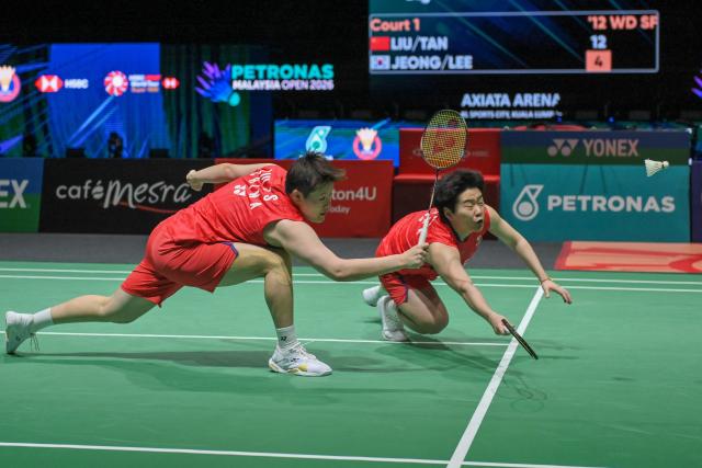 (260110) -- KUALA LUMPUR, Jan. 10, 2026 (Xinhua) -- Liu Shengshu/Tan Ning (R) of China compete during the women's doubles semifinal match against Jeong Na Eun/Lee Yeon-woo of South Korea at the Malaysia Open 2026 badminton tournament in Kuala Lumpur, Malaysia, Jan. 10, 2026. (Photo by Chong Voon Chung/Xinhua)